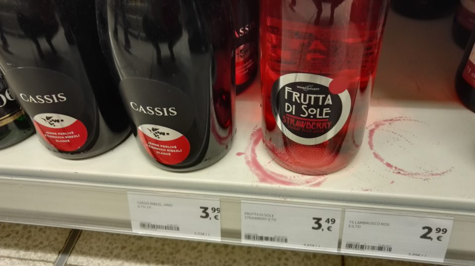 V prevádzke znečistený regál vytečenou zaschnutou tekutinou.