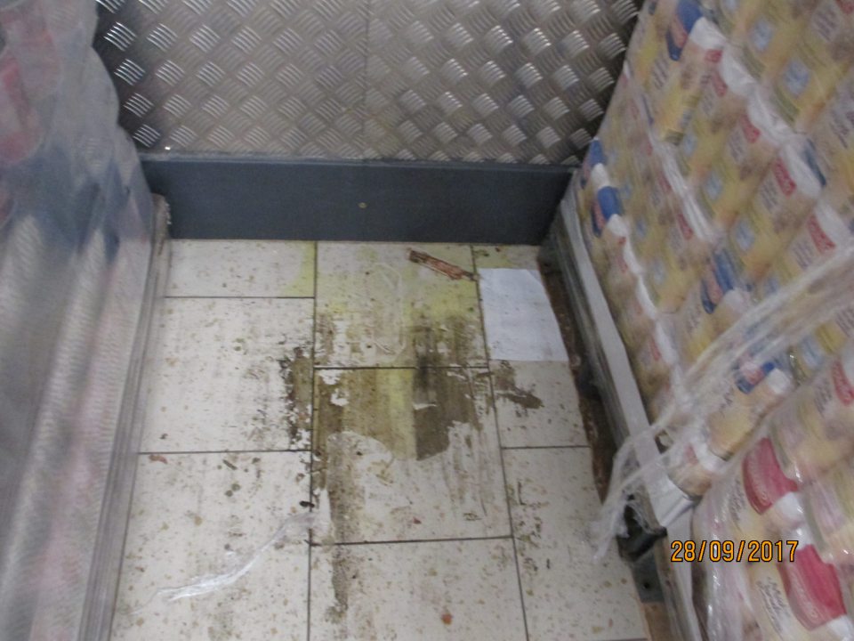 V manipulačnej chodbe prevádzky znečistená podlaha zastaralou špinou a vytečenými potravinami.