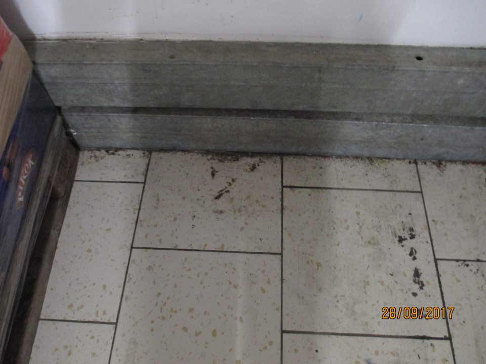 V sklade prevádzky v chladiacom boxe znečistená podlaha.