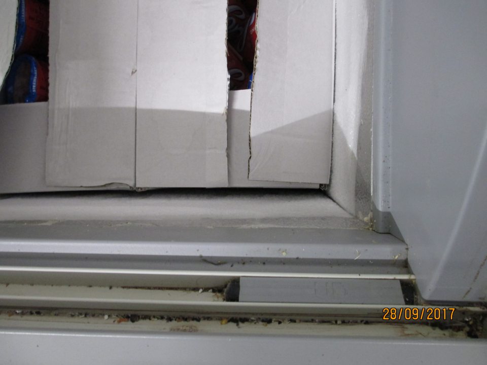 V sklade prevádzky na mraziacom boxe znečistené drážky vodiacich líšt posuvných dvierok.