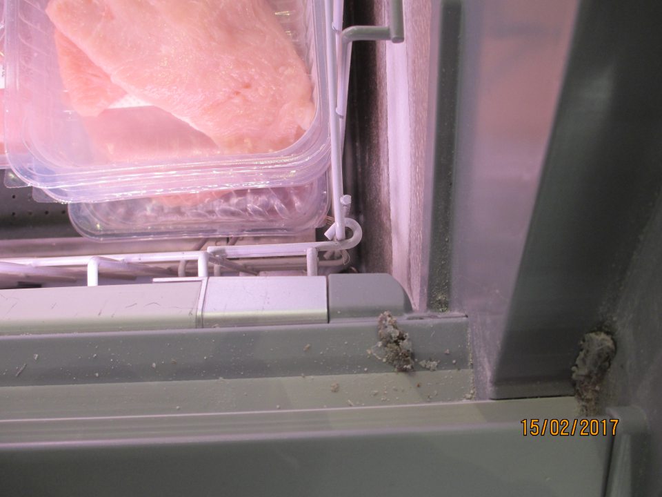 V prevádzke znečistené chladiace zariadenie s baleným mäsom. 