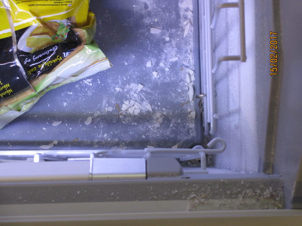 V prevádzke znečistené mraziace zariadenie s hlbokozmrazenou zeleninou a mrazenými polotovarmi. 