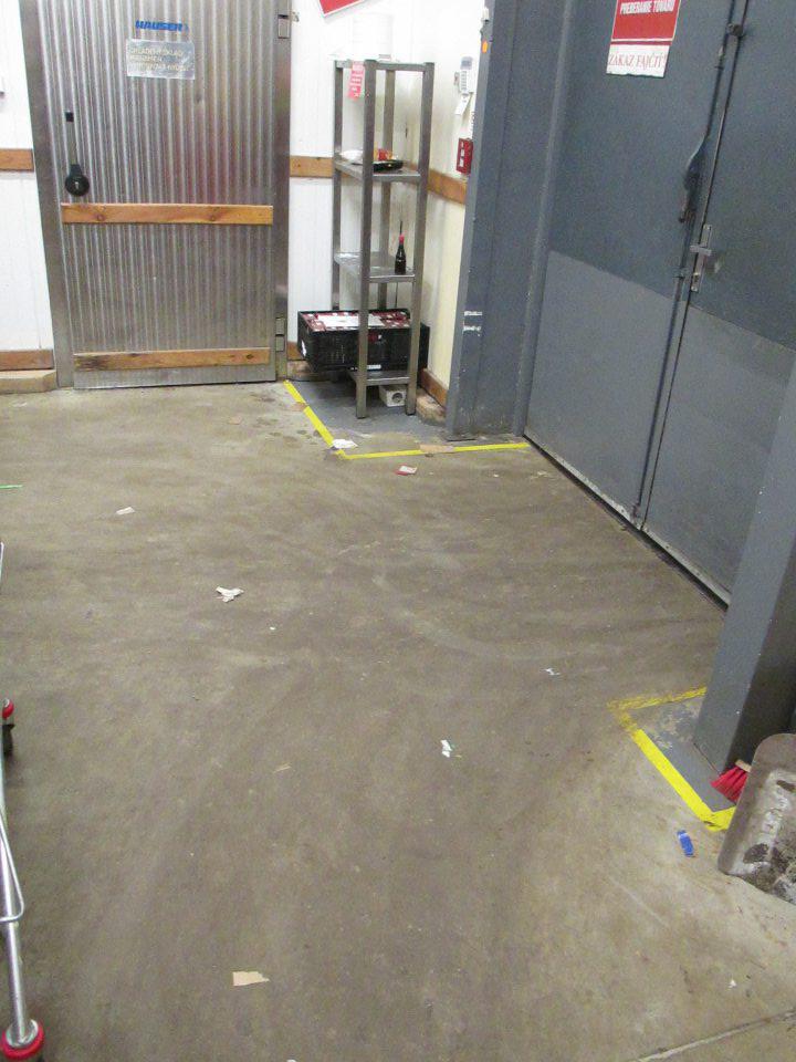 Podlaha v suchom sklade prevádzky znečistená prachom a zvyškami obalového materiálu. 