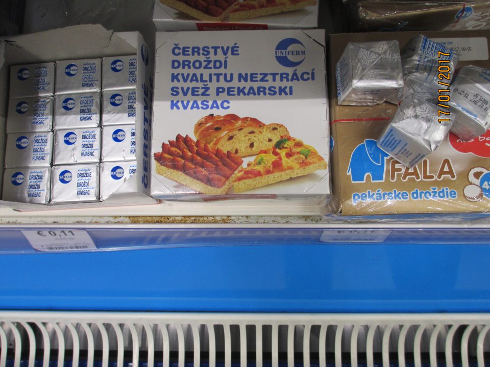 V prevádzke, v otvorených chladiacich zariadeniach určených na mliečne výrobky, čerstvé droždie a majonézy, sú drážky spodných políc znečistené nečistotami a vrstvou prachu.