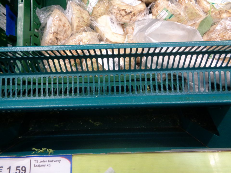 V prevádzke, v otvorených chladiacich zariadeniach určených na mliečne výrobky, čerstvé droždie a majonézy, sa v drážkach spodných políc vyskytovali známky korózie.