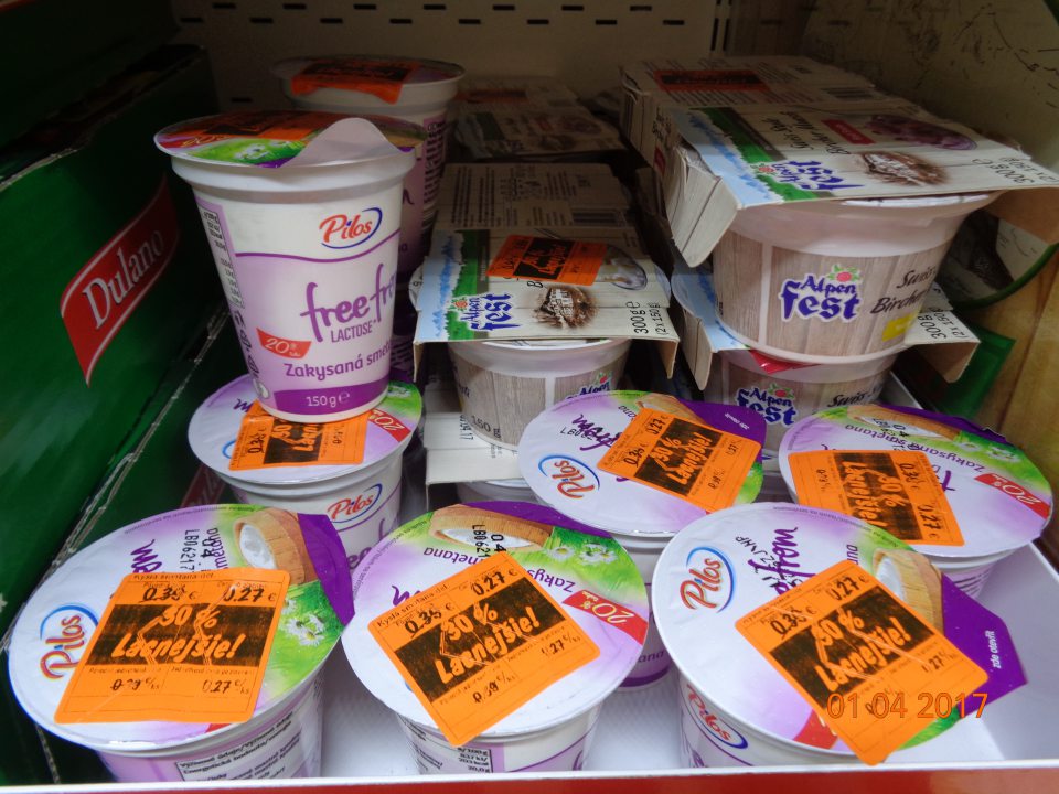 Prelepovanie údajov akciovou etiketou prevádzkovateľa.