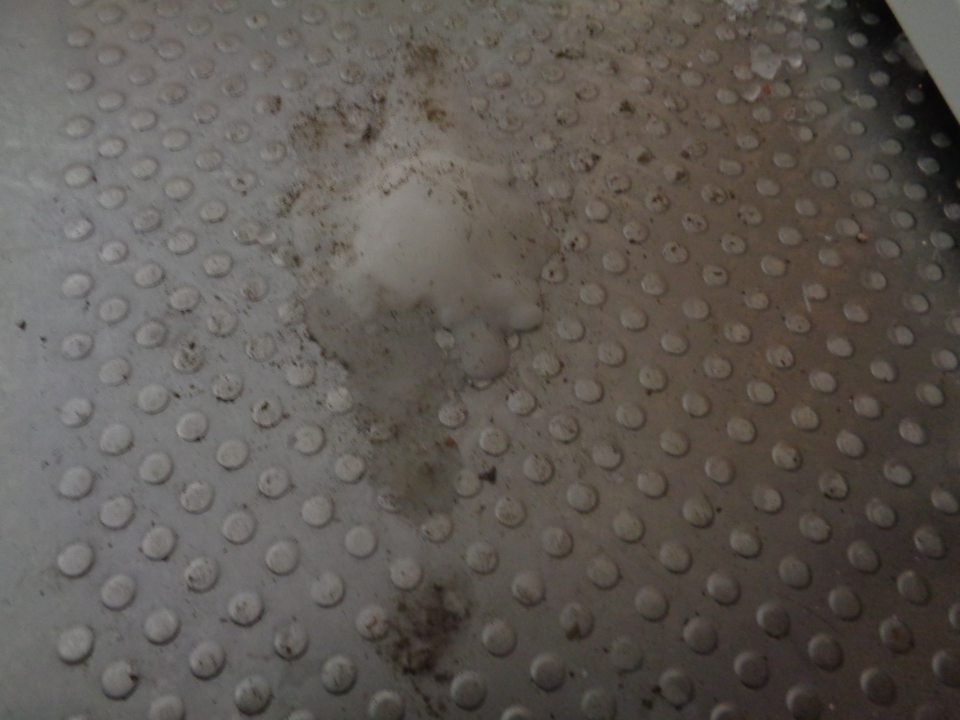 Na podlahe v mraziacom boxe hlbokozmrazených polotovarov výskyt námrazy.