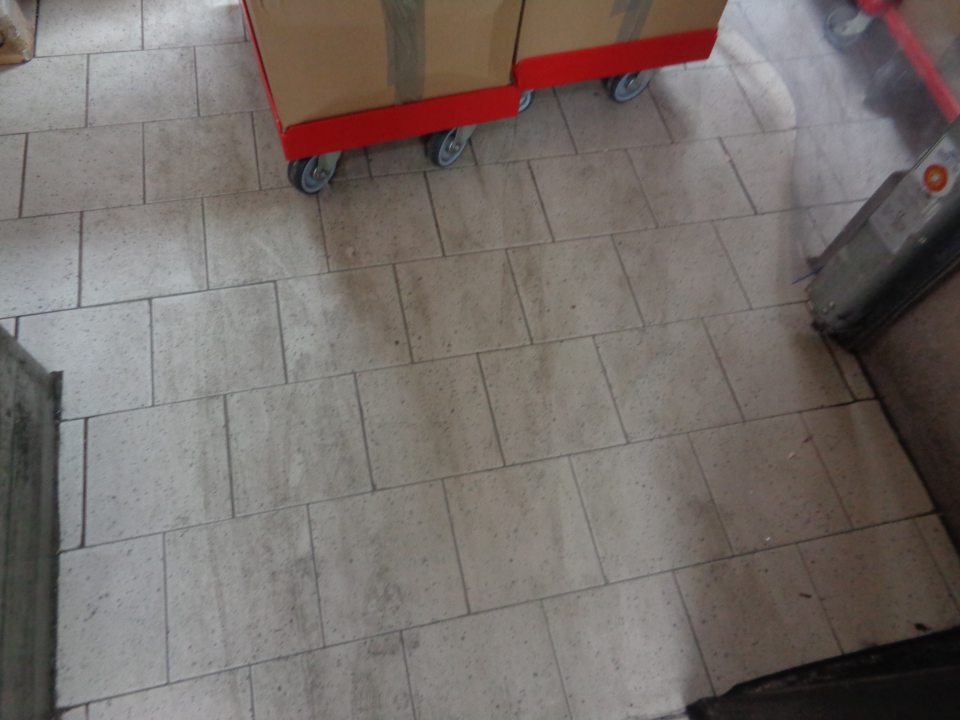 Podlaha v mraziacom boxe s hlbokozmrazenými polotovarmi znečistená zastaranou špinou a prachom.