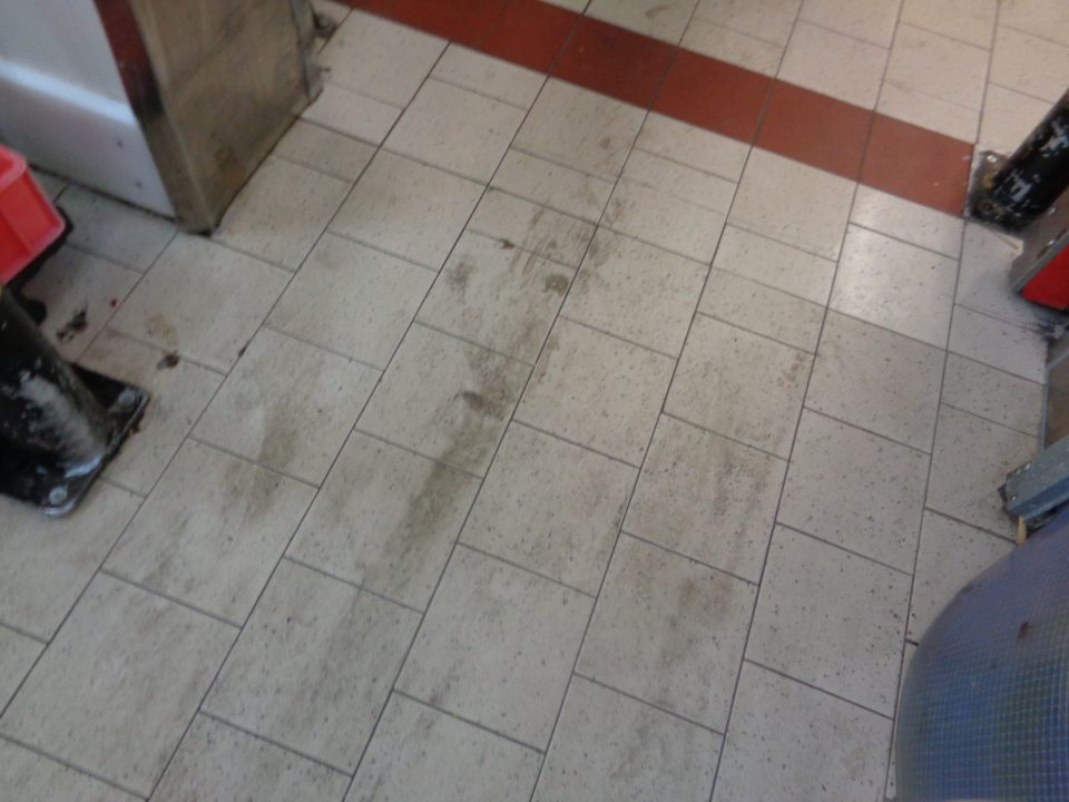 Podlaha v chladiacom sklade s miečnými a mäsovými výrobkami znečistená zastaranou špinou a prachom.