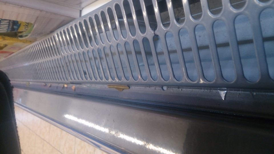 V predajni znečistené mriežky chladiarenského zariadenia.