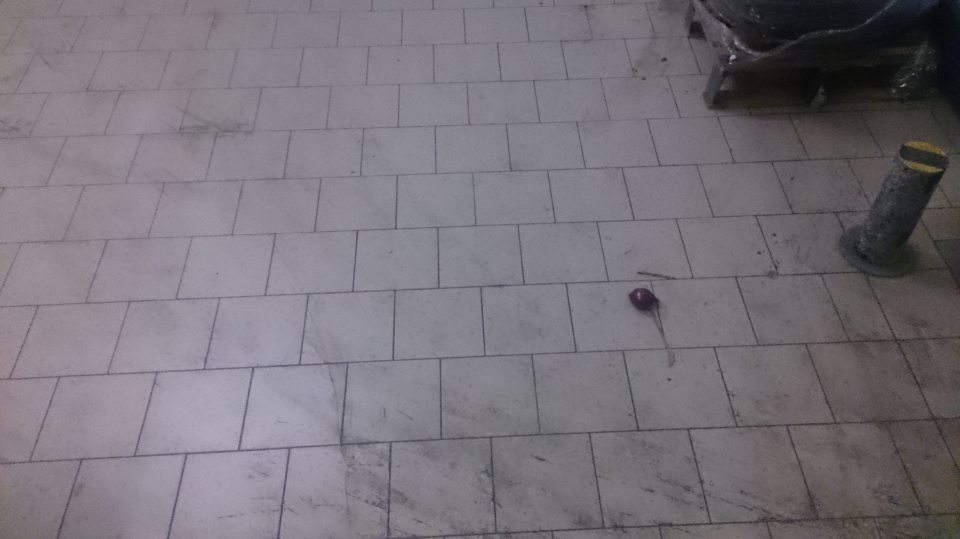 V manipulačnom priestore prevádzky znečistená podlaha.