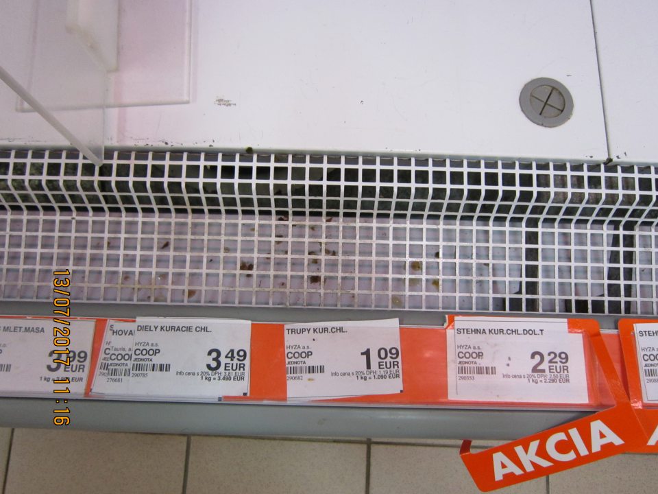 Znečistenie priestoru pod mriežkami chladiaceho zariadenia.