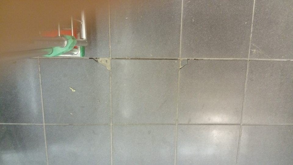 poškodená dlažba v predajni supermarketu