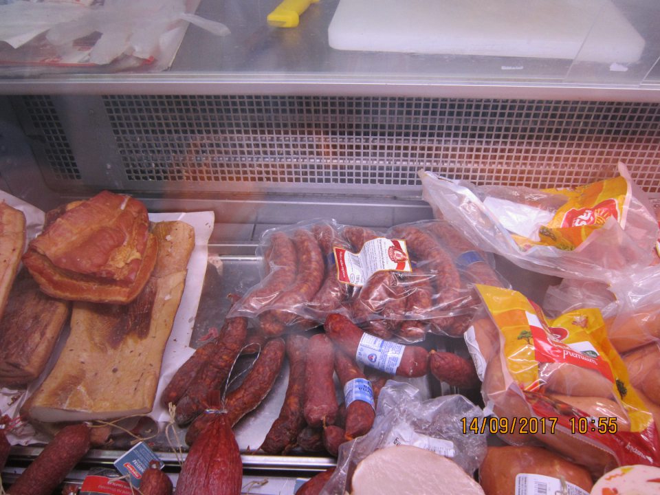 V prevádzke znečistená chladiaca vitrína.