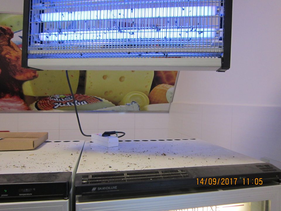 V prevádzke neošetrený, plný lapač hmyzu.