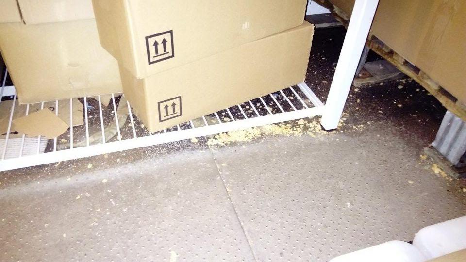 V mraziacom boxe prevádzky znečistená podlaha. 