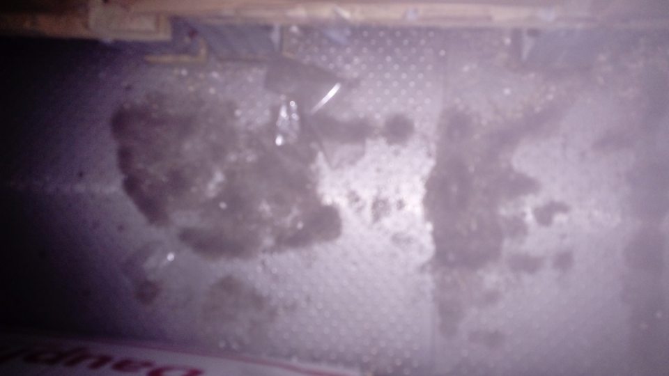 V mraziacom boxe prevádzky silná vrstva námrazy na podlahe.