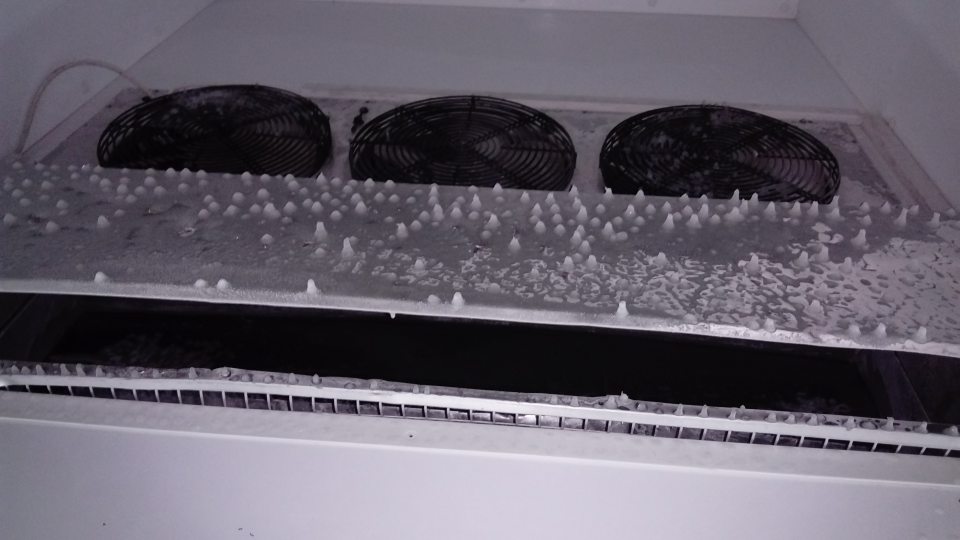 V mraziacom boxe prevádzky namrznutý kondenz na výparníkoch.