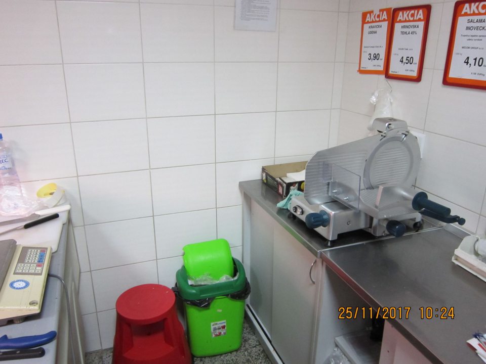 V prevádzke v blízkosti mäsového pultu chýba umývadlo.