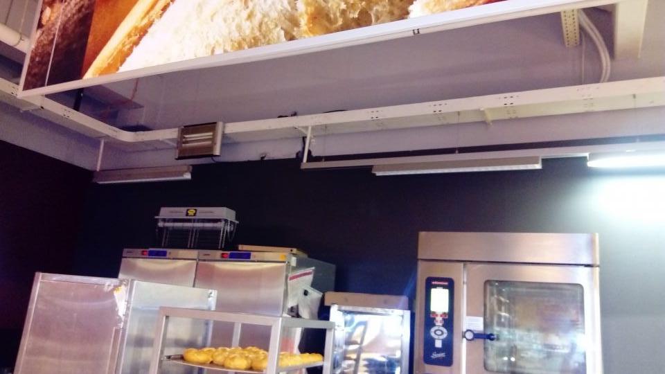 V prevádzke nefunkčné svietidlá, nedostatočné osvetlenie.