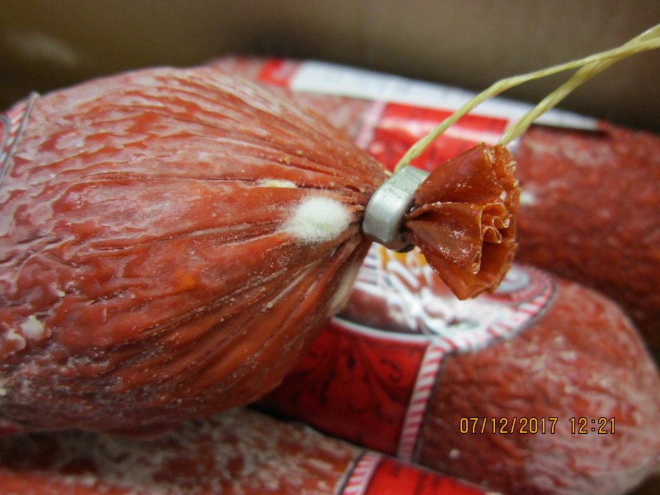 Prítomnosť plesne na saláme.