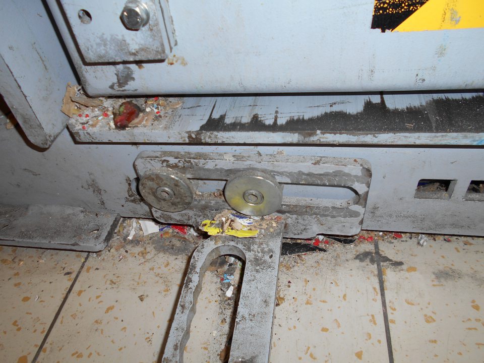 V prevádzke znečistené okolie lisovacieho zariadenia.