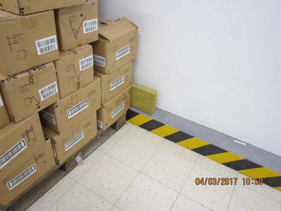 Zbytky stavebného materiálu v sklade.