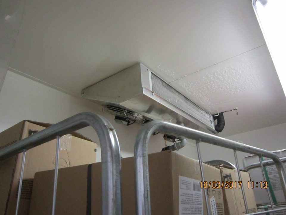 Námraza v mraziacom boxe.