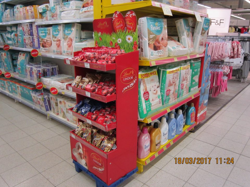 Spoločné vystavovanie drogérie a cukroviniek.