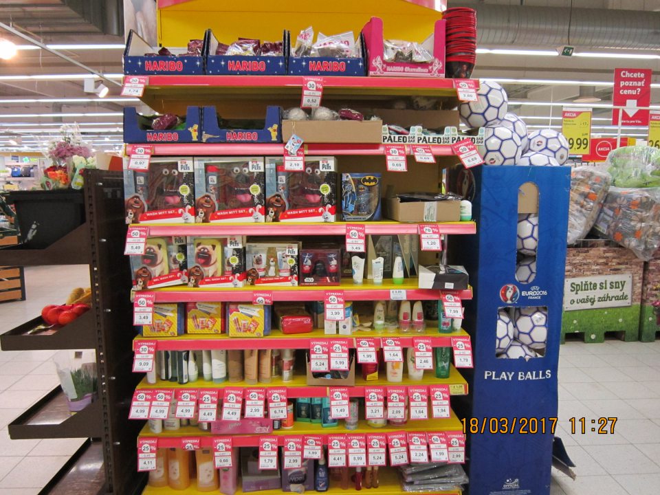 Spoločné vystavovanie drogérie a potravín.