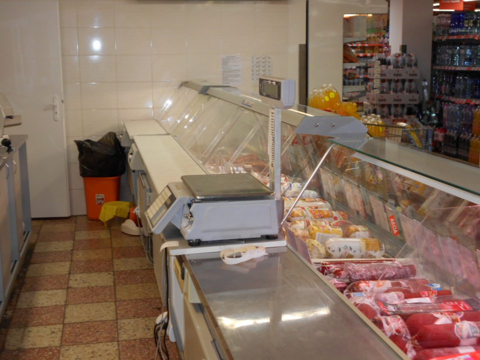 V predajni na obslužnom pulte spoločná váha pre čerstvé nebalené mäso, krájané mäsové výrobky a krájané syry.