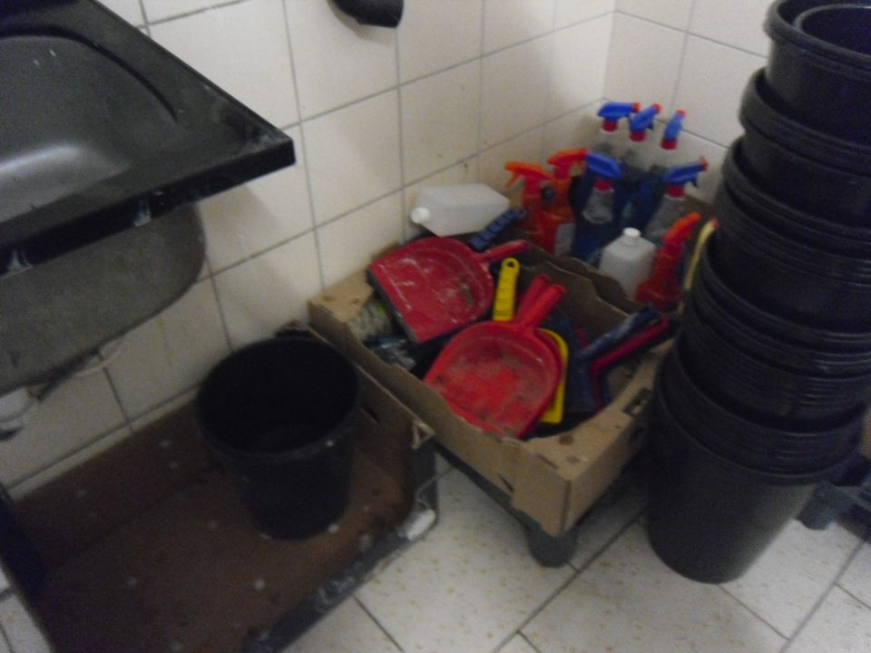 čistiace pomôcky znečistené, uložené v kartónových škatuliach