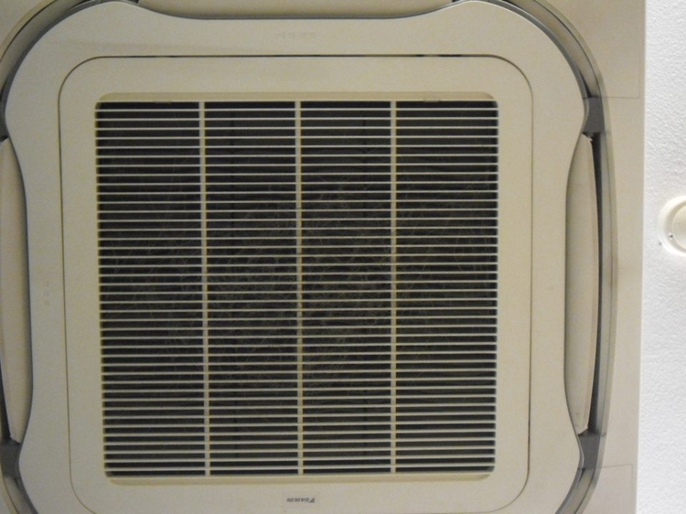 ventilačné zariadenie znečistené prachom