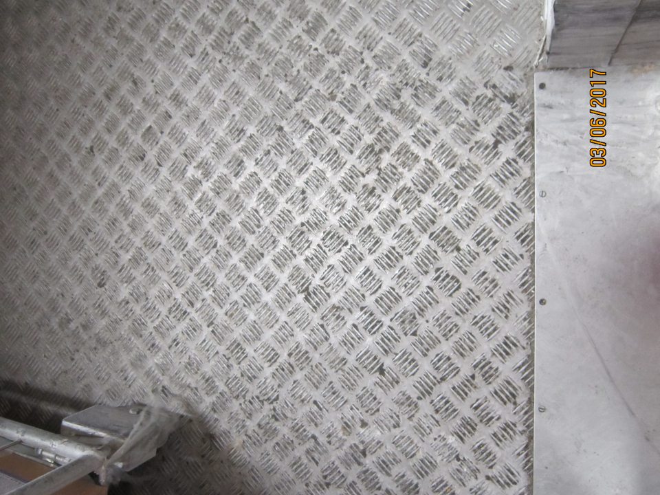 V mraziacom boxe značne znečistená podlaha.