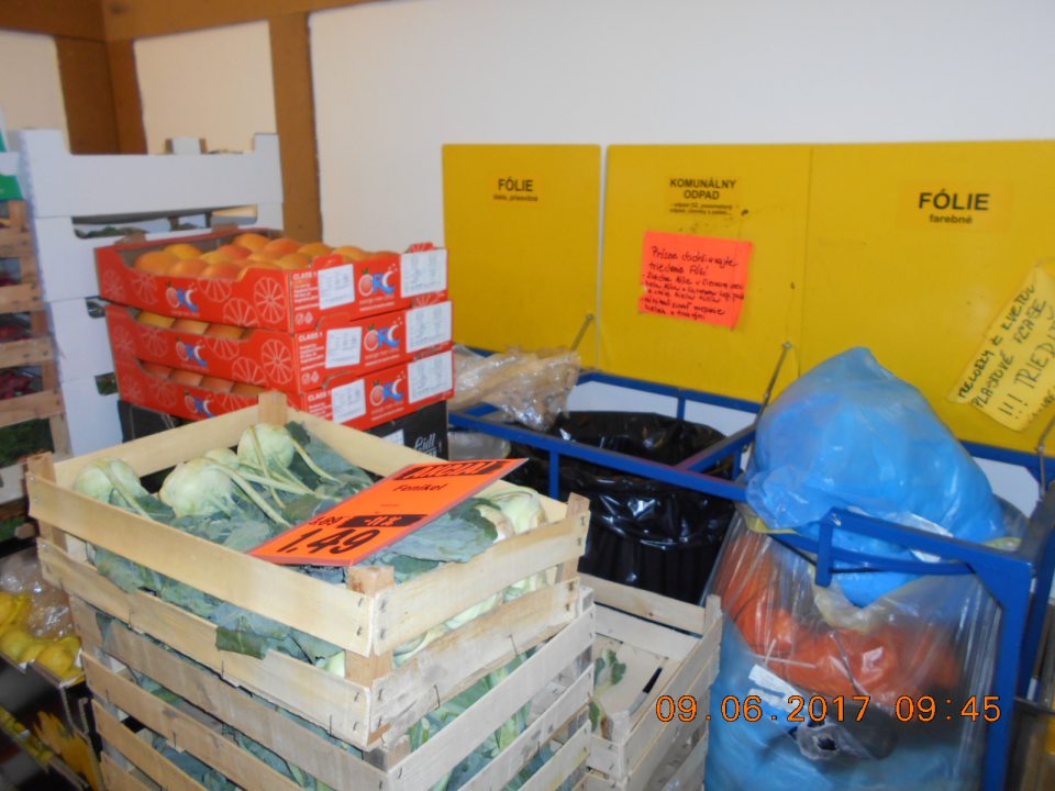 V prevádzke ovocie a zelenina skladované pri komunálnom odpade.