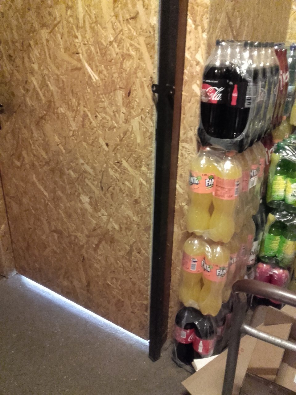 V skladovacom priestore prevádzky netesniace dvere.