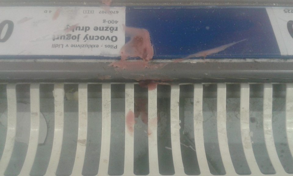 Znečistené chladiace zariadenie v predajni