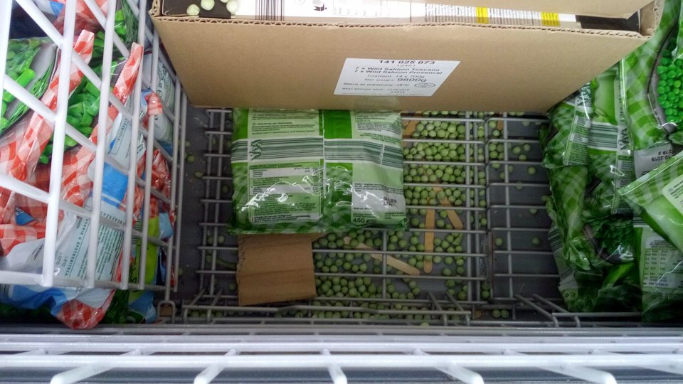 Na predajnej ploche znečistené dno mraziaceho zariadenia.