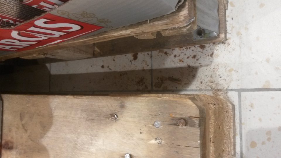 Na predajnej ploche znečistená podlaha.
