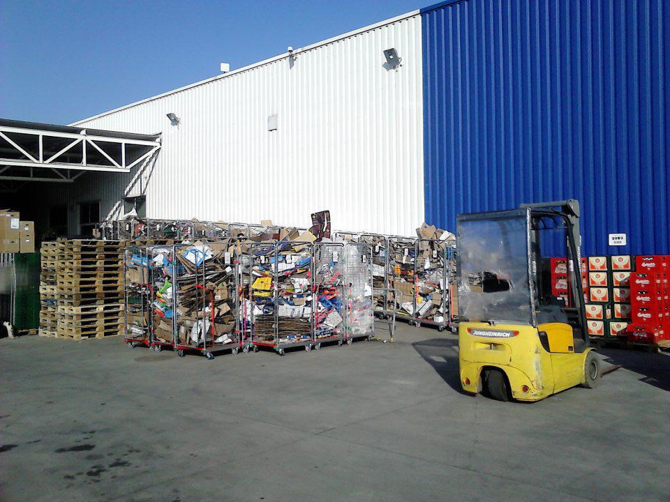 Nadmerné množstvo nevratných obalov na príjmovej rampe prevádzky.