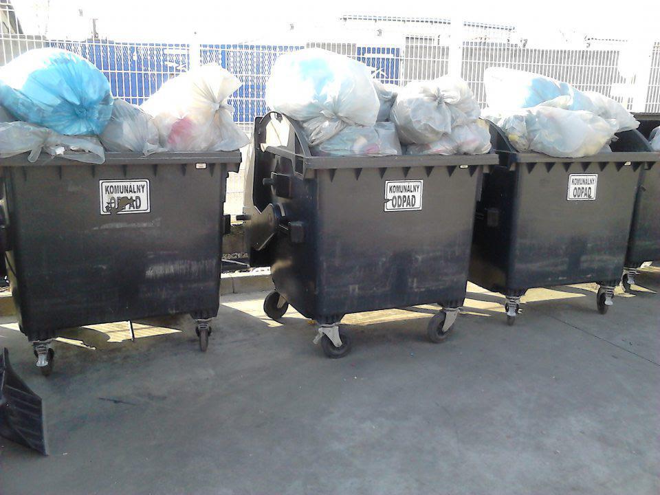 Nadmerné množstvo komunálneho odpadu na dvore prevádzkarne.