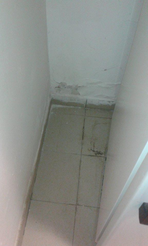 Oddelenie dopekania pečiva - stena za mraziacim zariadením zatečená, necelistvá, s poškodeným ochranným náterom