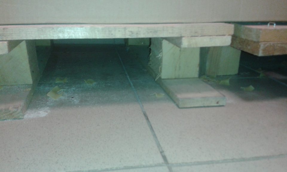 Skladovacie priestory- podlaha znečistená rozsypaným tovarom