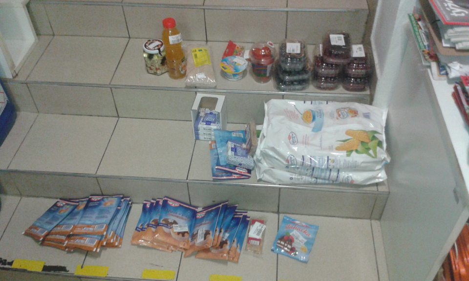 Tovar po uplynutom dátume spotreby a minimálnej trvanlivosti, ovocie a zelenina nevhodná na ľudskú spotrebu pre výskyt hniloby a plesne.