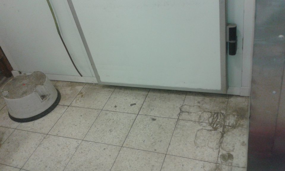 Podlaha v skladovacom priestore- ťažko čistiteľná, znečistená manipulačnou nečistotou 