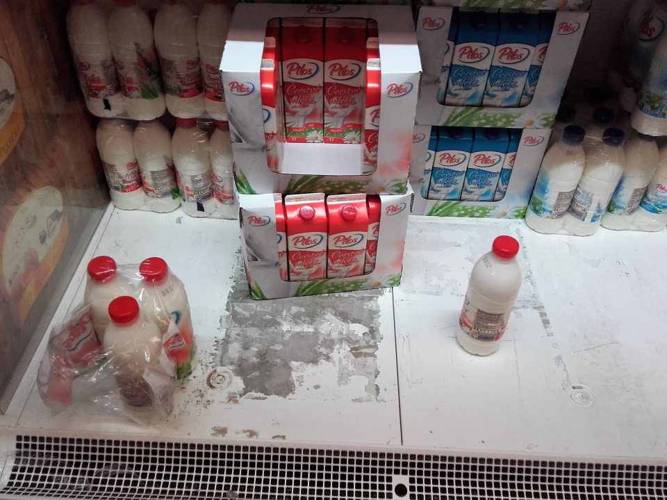 V predajni znečistený a poškodený povrch chladiaceho zariadenia.