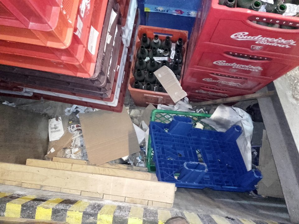 V skladovacom priestore prevádzky podlaha znečistená zvyškami obalových materiálov, rozsypaným tovarom a manipulačnou nečistotou.