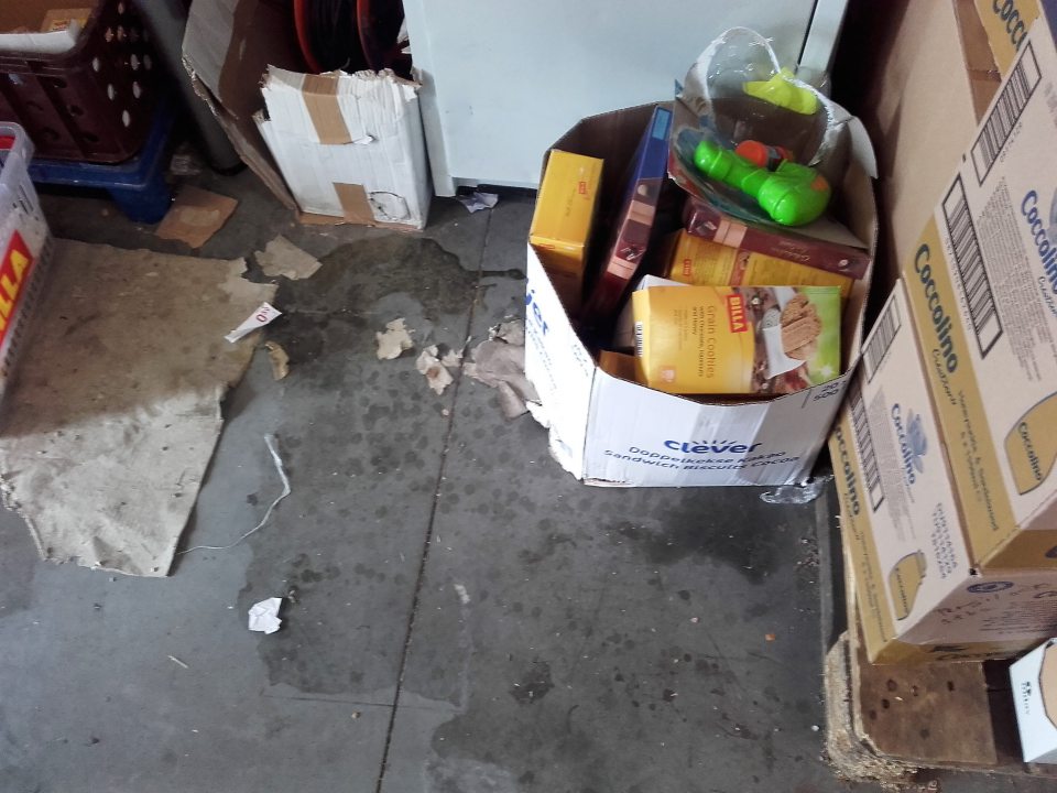 Znečistená podlaha v skladovacom priestore.