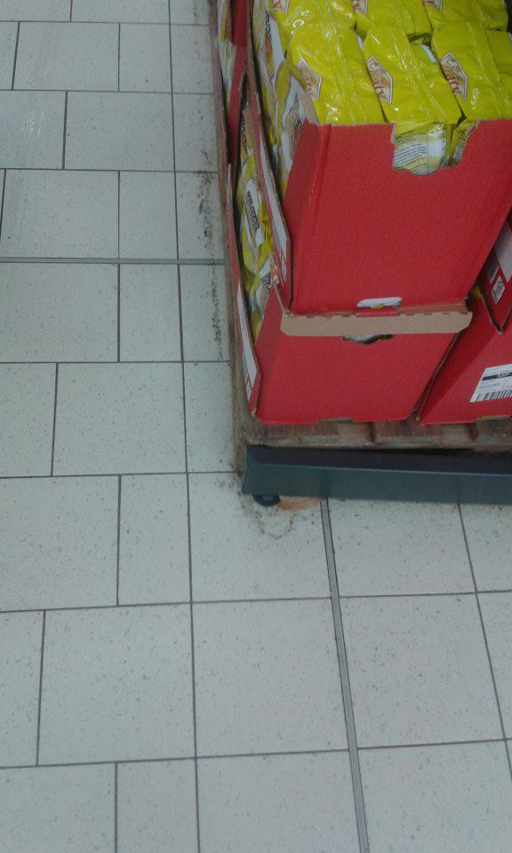 V predajni znečistená podlaha pod paletou.