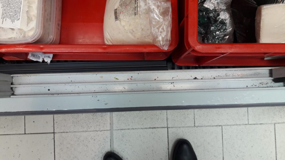 Znečistenie lišty v úseku pultového predaja.